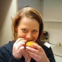 Elisabeth geniet van haar muffin