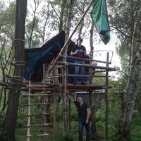 De Padvindsterleiding van Scouting Look Wide bouwen ook een boomhut